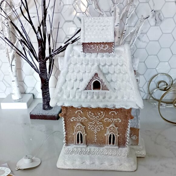 NEW! EXQUISITE LARGE LIGHT UP GINGERBREAD HOUSE DECOR - Picture 3 of 6